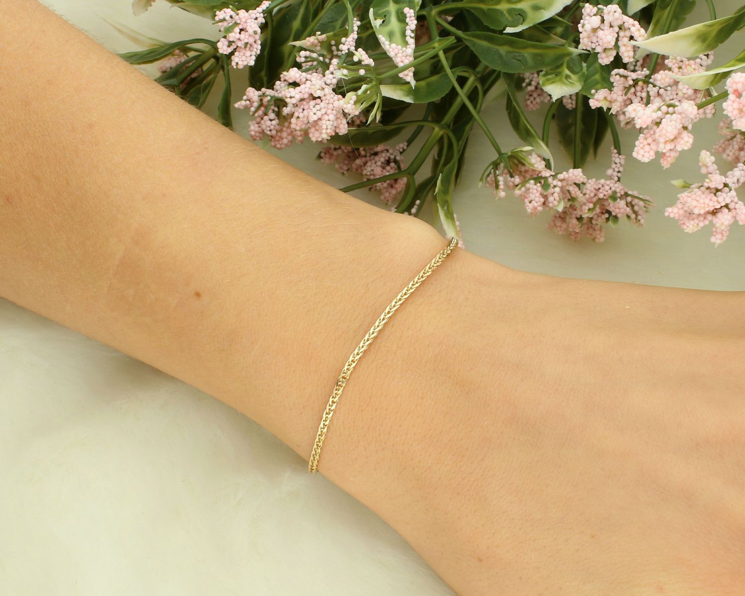 Bransoletka złot damska lisi ogon próba 585, DIA-BRA-12646-585 1mm  Bransoletka składa się z pasm przeplatanych ze sobą w formie warkocza. Bransoletka ma urzekający układ, który doskonale prezentuje się na 1.jpg